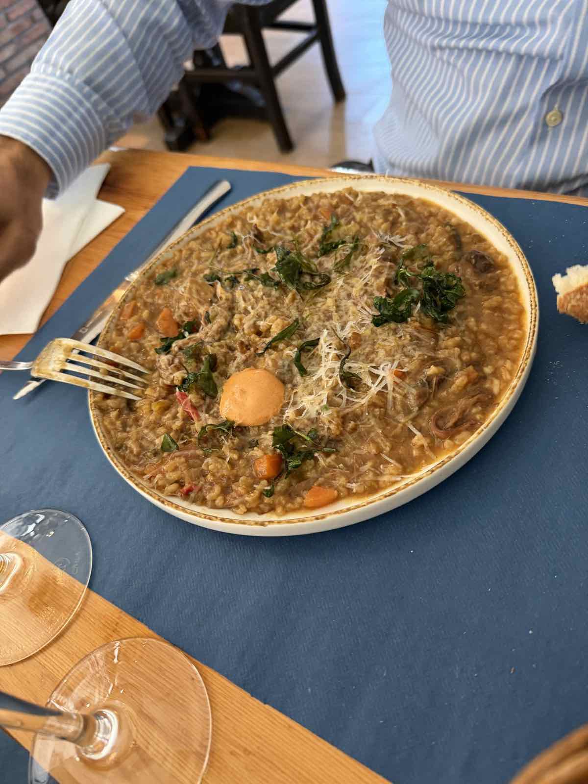 Risotto cremoso con setas y queso curado servido en cazuela de Bikainn