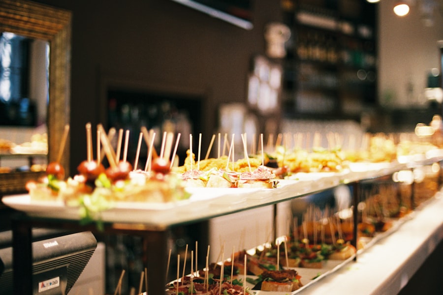 Barra con bandejas de pintxos y aperitivos preparados para un catering