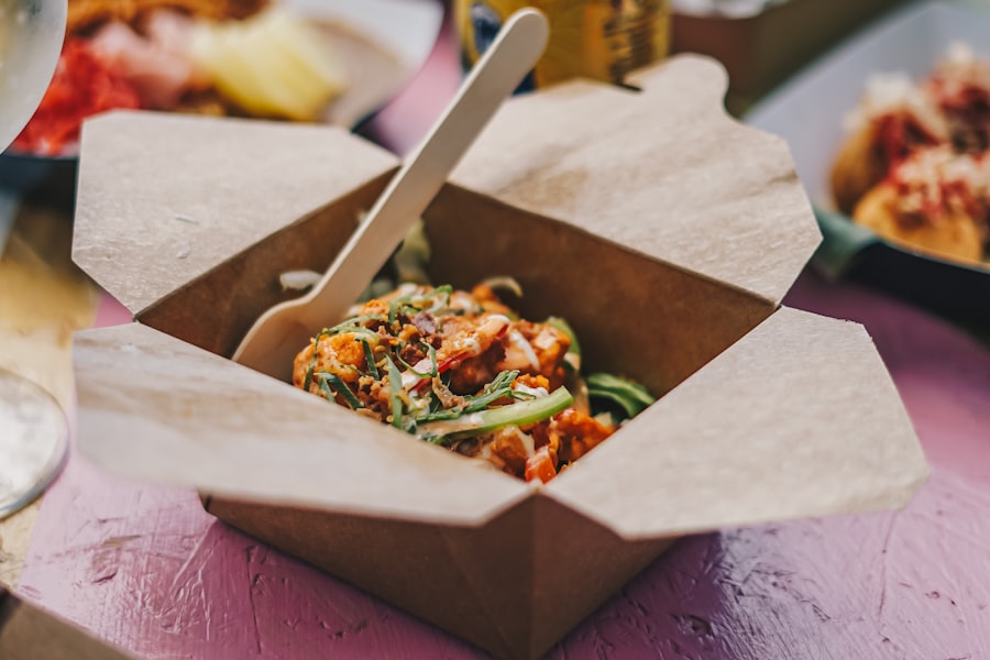 Caja de comida para llevar con un plato recién preparado